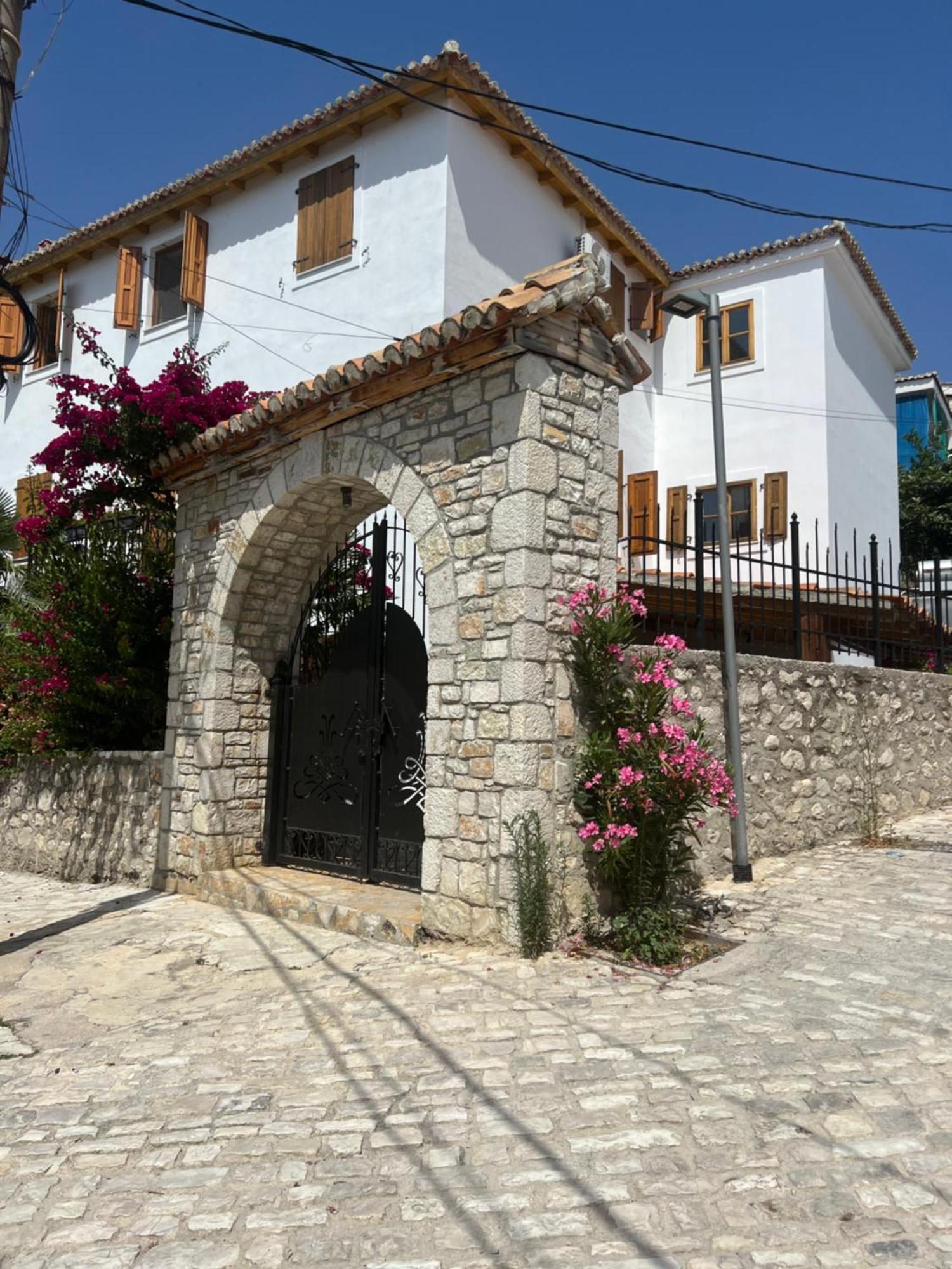 Old Town Hotel Dhërmi Exterior foto